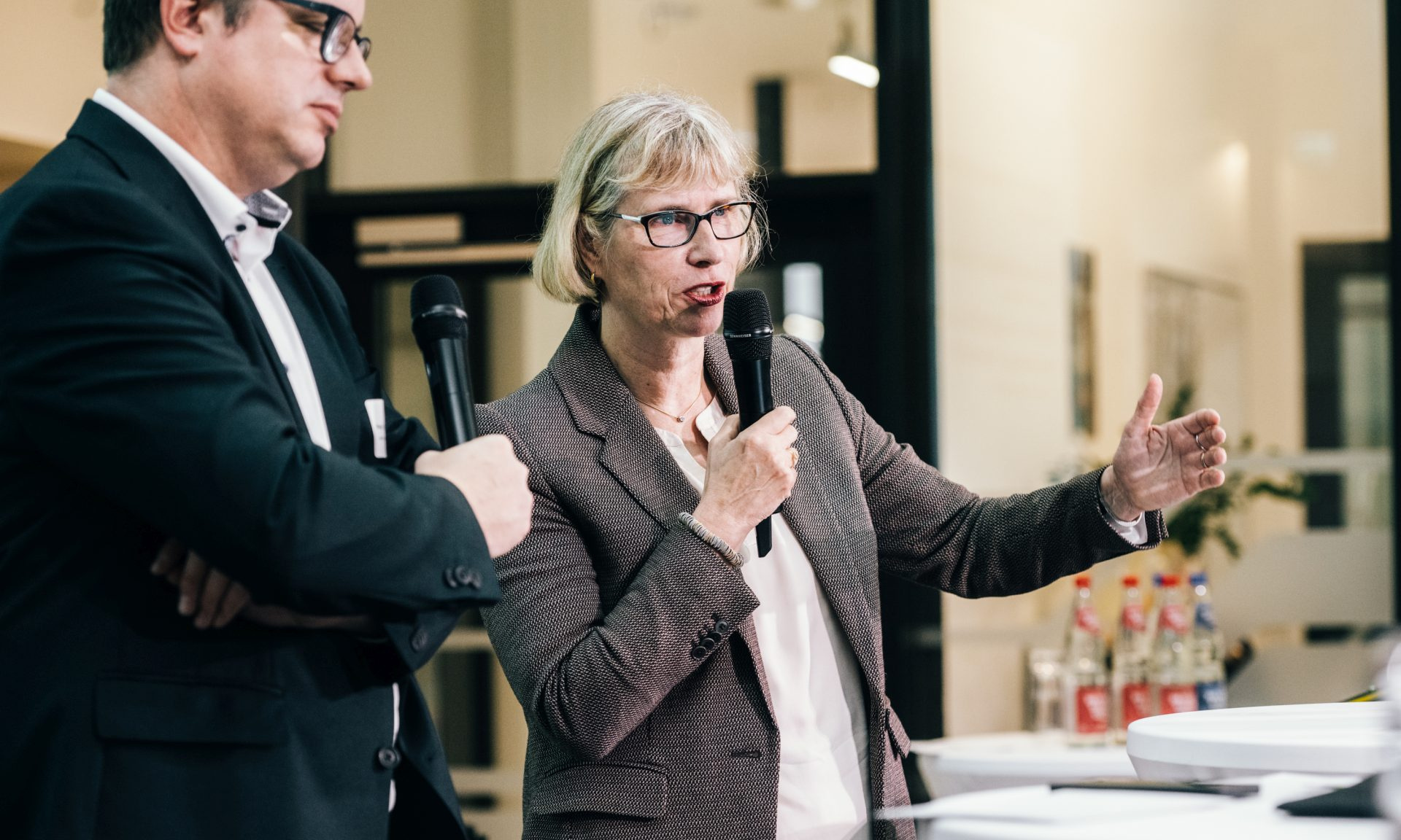 NHW-Geschäftsführerin Monika Fontaine-Kretschmer mit Mikrofon in der Hand bei der DV-Jahrestagung in Berlin 