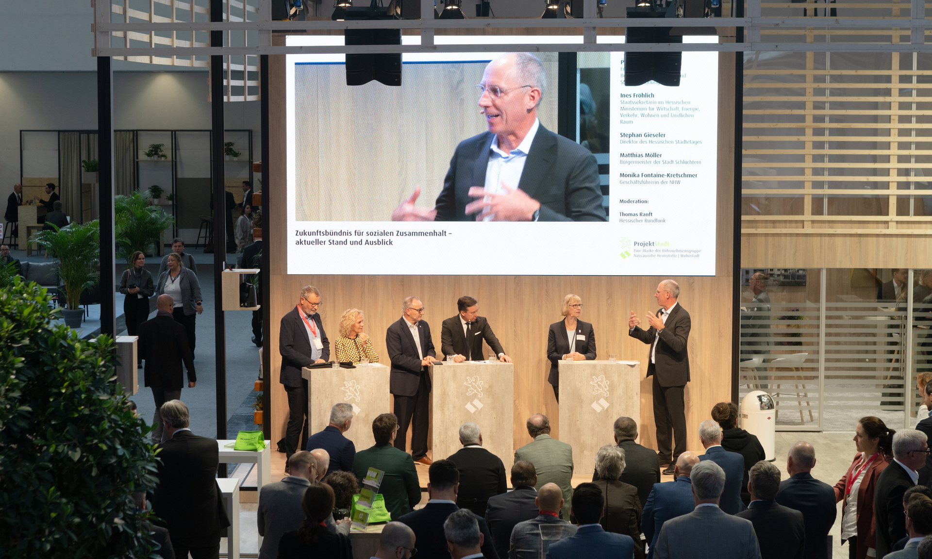 Messestand der NHW auf der EXPO REAL, Fachgespräch mit Moderator Thomas Ranft vom Hessischen Rundfunk