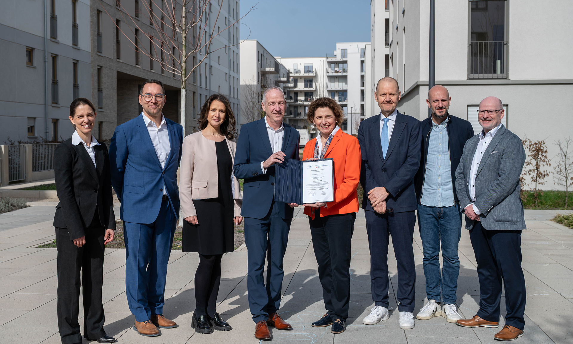 Gemeinsam für mehr bezahlbaren Wohnraum (v.li.): Ulla Korpinen, Loan Officer (links), Heiko Bunge, NHW-Fachbereichsleiter Unternehmensfinanzierung/Grundbuchmanagement, Svetlana Pogoster, NHW-Unternehmensbereichsleiterin Financial Services, NHW-Leitender Geschäftsführer Dr. Thomas Hain, Nicola Beer, Vizepräsidentin EIB, Timo Kiiha,Head of Division EIB; Philipp Zindel NHW-Fachbereichsleiter Projektentwicklung & Akquisition Süd und Thomas Haenn, NHW-Spezialist Unternehmensfinanzierung. Foto; NHW/ Marc Strohfeldt.