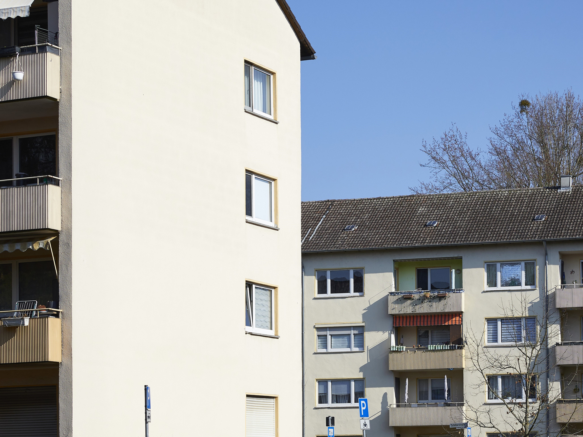 Fassade von zwei Gebäuden.