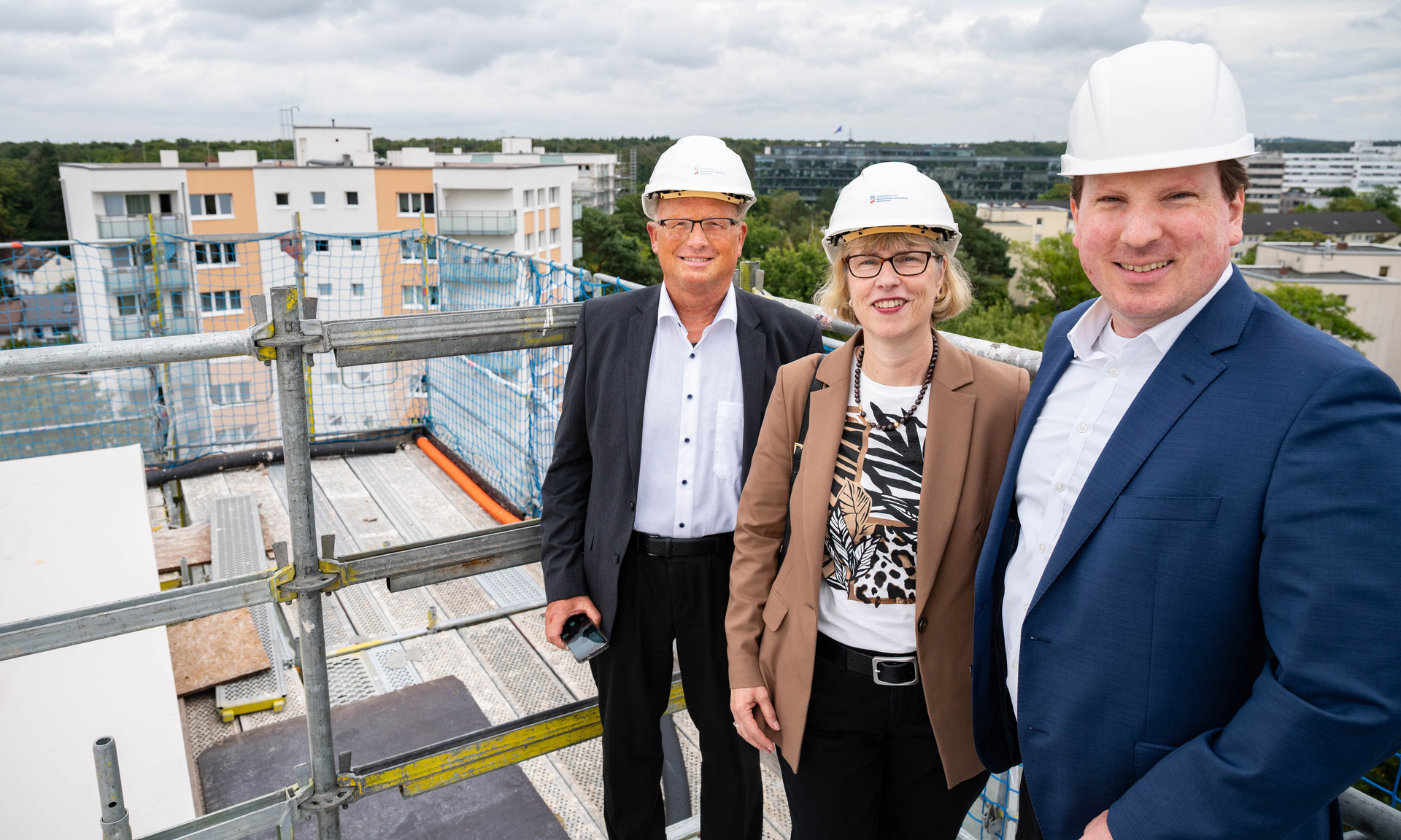 ( v.l.) Stadtrat Holger Dechert, NHW-Geschäftsführerin Monika Fontaine-Kretschmer und Bürgermeister Martin Burlon sahen sich die Modernisierungsmaßnahmen von oben an. Foto: NHW/Marc Strohfeldt