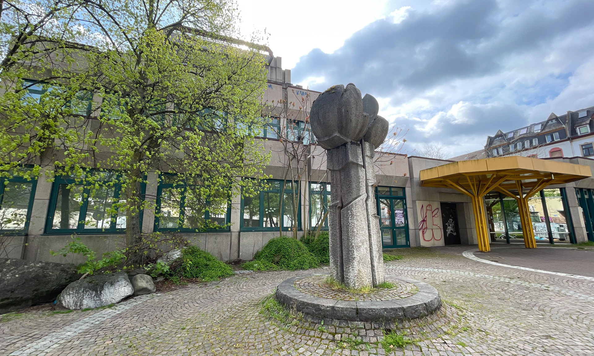 Der Haupteingang des ehemaligen Postzentrums an der Liebigstraße / Marienstraße in Offenbach am Main.